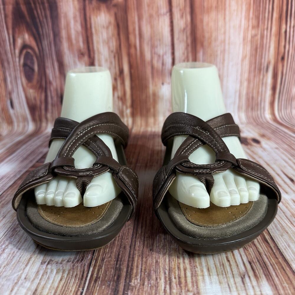 Clarks Sandals Sz 9 Bronze Leather Open Toe Slides Flip Flops Thong Flats Shoes - Picture 2 of 11